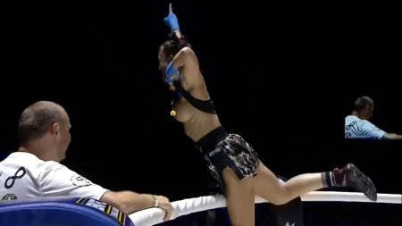 Девушка боец показала грудь