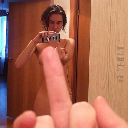 Средний палец девушки ню