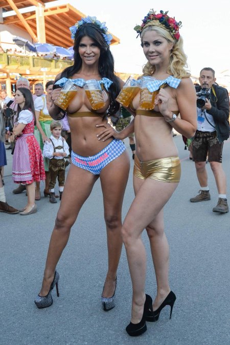 Микаэла шефер октоберфест