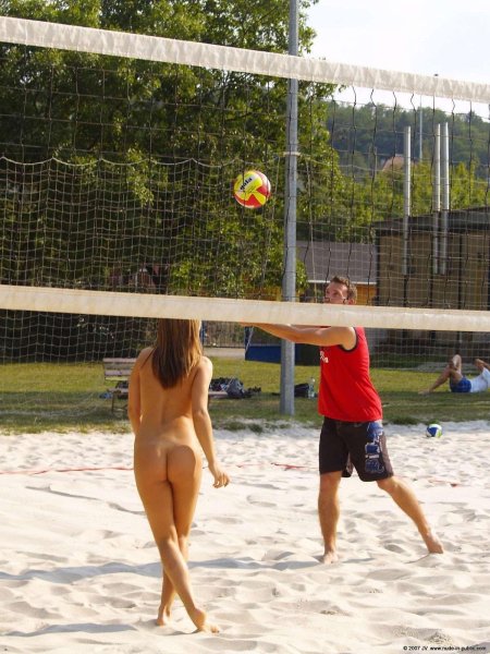 Пляжный волейбол голые