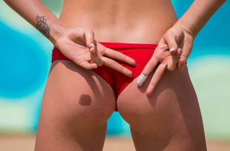 Пляжный волейбол женщины бикини