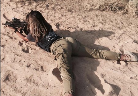 Красивые девушки с оружием
