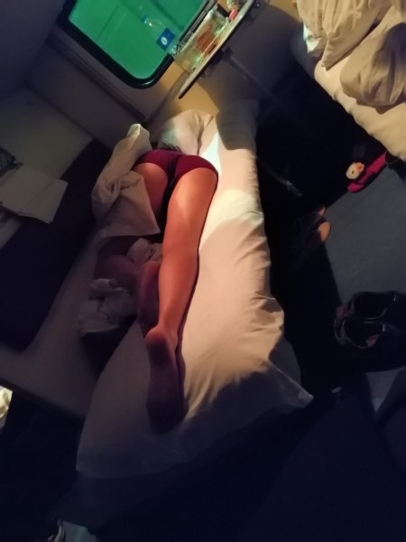 Девушка в вагоне поезда