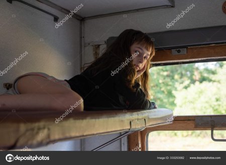 Девочки подростки в поезде