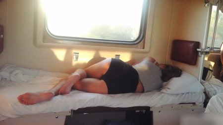 Спящие девушки в поезде