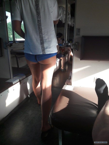 Женские ножки в поезде