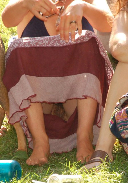 Засветила трусы на даче