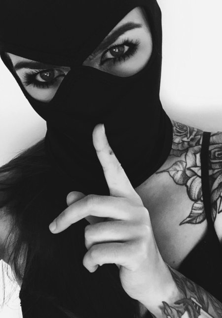 Девушка в маске