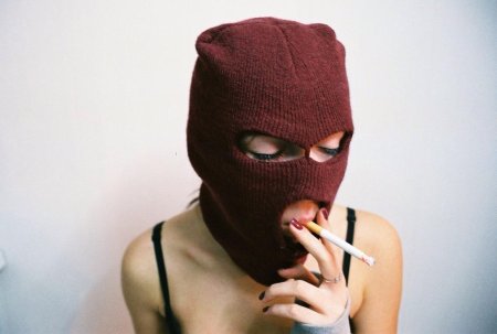 Девушка в бандитской маске