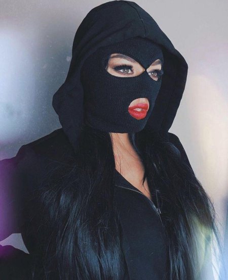 Девушка в балаклаве