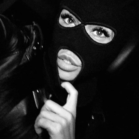 Девушка в маске бандита