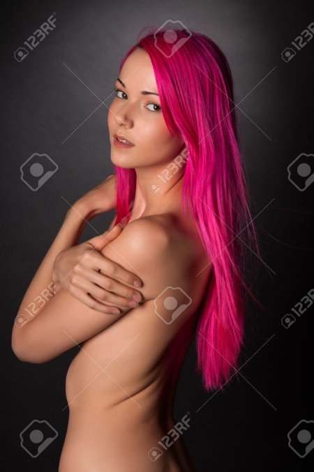 Женщина с розовыми волосами