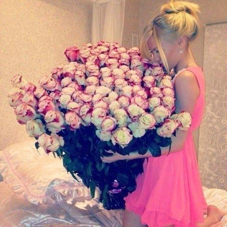 Блондинка с цветами без лица