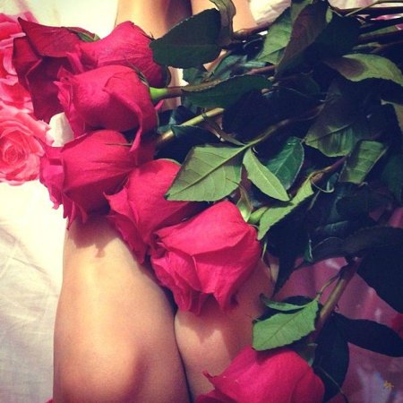 Девушка с цветам