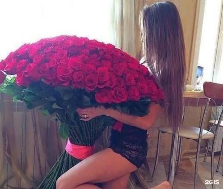 Девушка с букетом роз