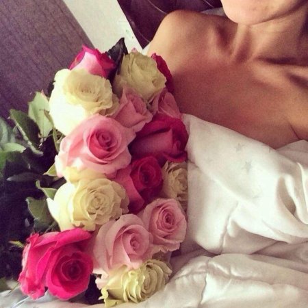 Девушка с цветами без лица