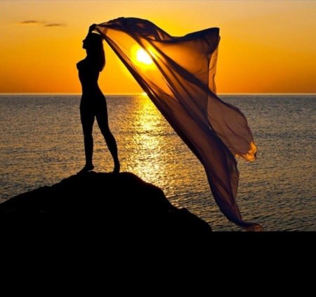 Девушка на закате у моря