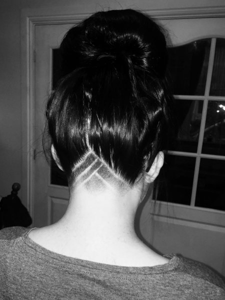 Прическа с выбритым затылком женская