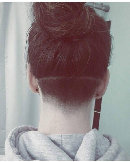 Каре с выбритым затылком