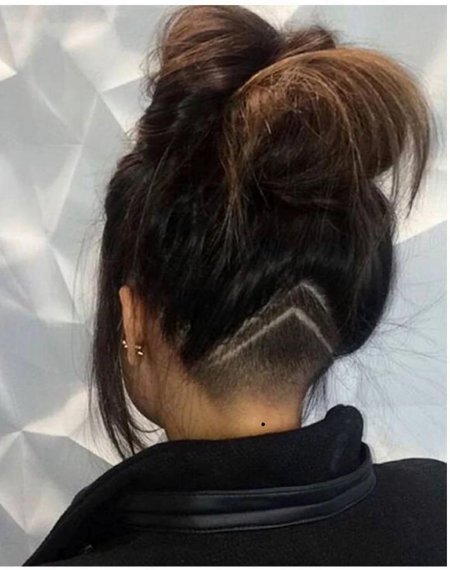 Прическа с выбритым затылком
