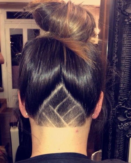 Прическа с выбритым затылком