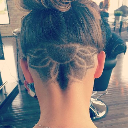 Прически с бритым затылком