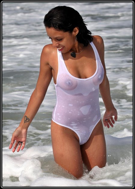 В мокром купальнике