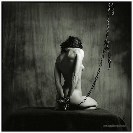 Бдсм красивая девушка в цепях