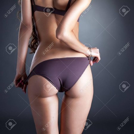 Девушки в нижнем белье стоя