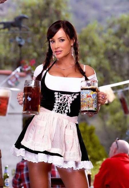 Баварская девушка с пивом