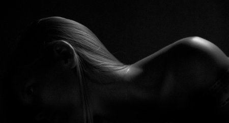 Силуэт голой девушки