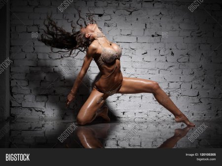 Танцы голых женщин