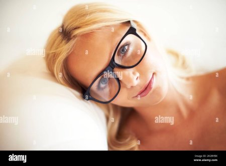 Девушка блондинка в очках
