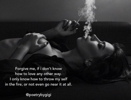 Девушка курит