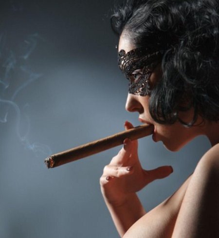 Девушка с сигарой