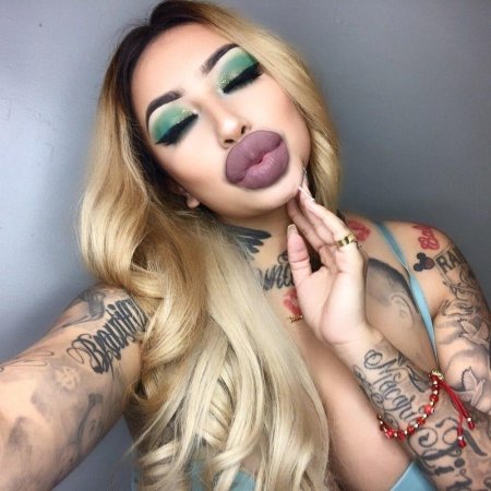 Девушка с большими губами