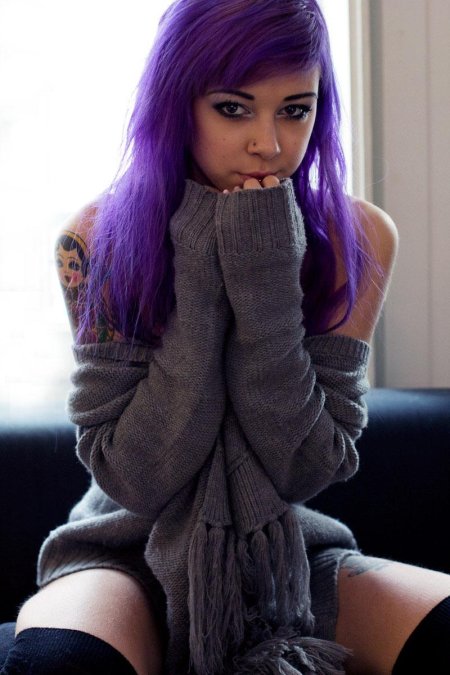 Девушка с сиреневыми волосами