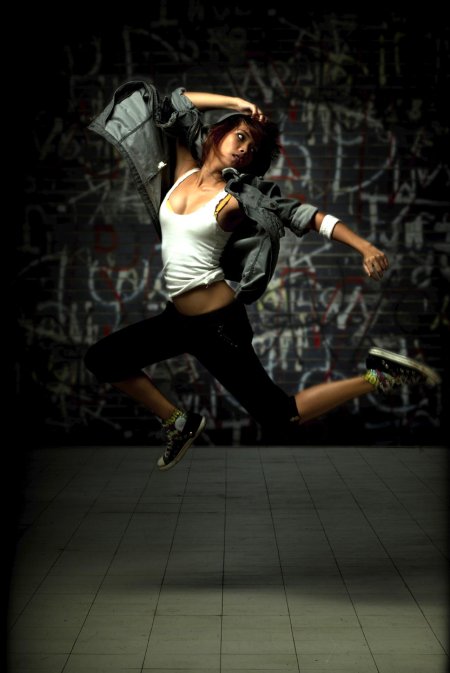 Танцует девушка