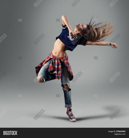 Девушка танцы