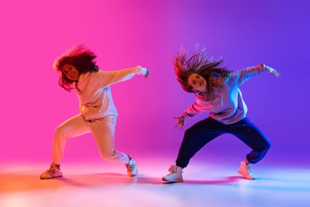 Девушка танцует хип хоп