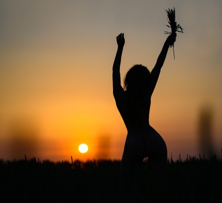 Девушка на закате