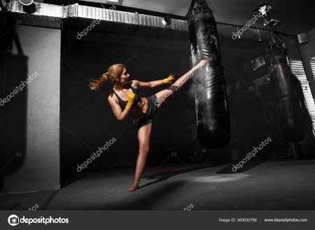 Девушка кикбоксер