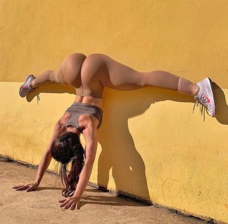 Спортивная растяжка голой