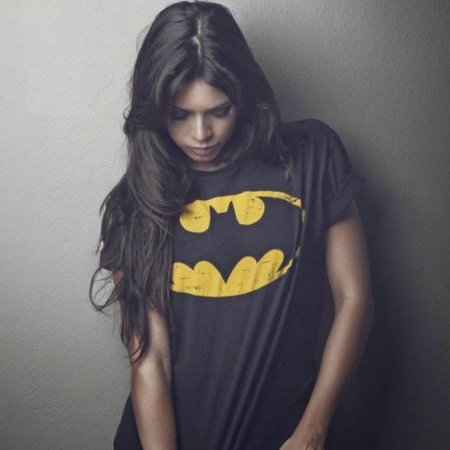 Девушки в футболках супергероев