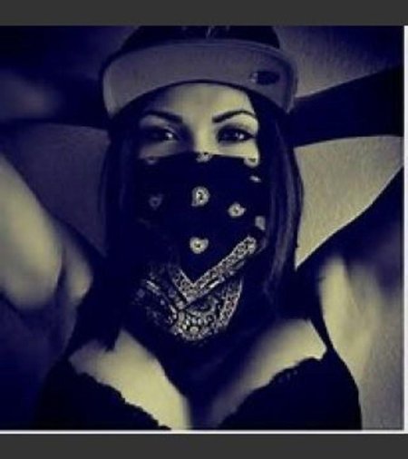 Девушка в бандане