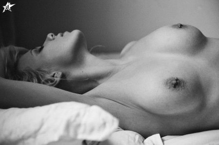 Красивая голая грудь соски чб