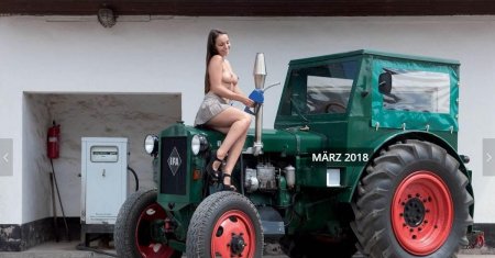 Голые девушки на тракторе