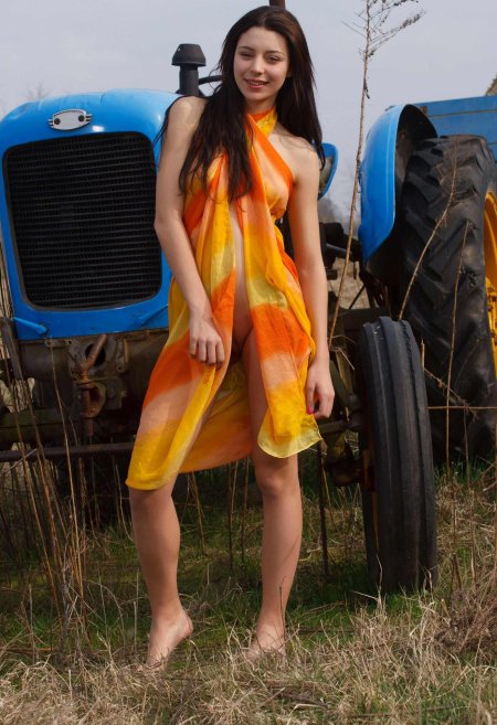 Девушка тракторист