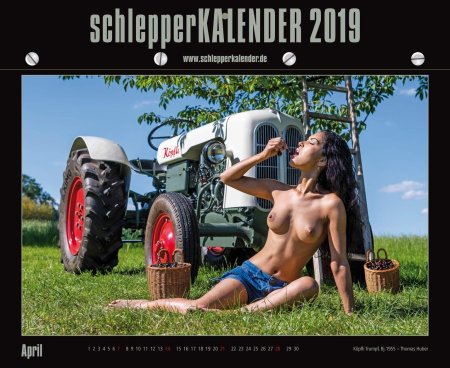 Девушки голышом и трактор