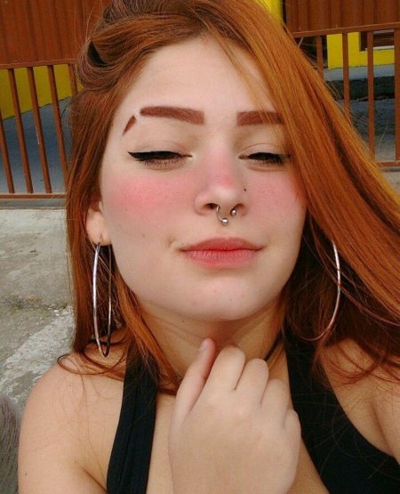 Выбритая полоска на брови у девушек